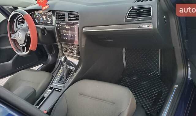 Красный Фольксваген e-Golf, объемом двигателя 0 л и пробегом 160 тыс. км за 11600 $, фото 23 на Automoto.ua