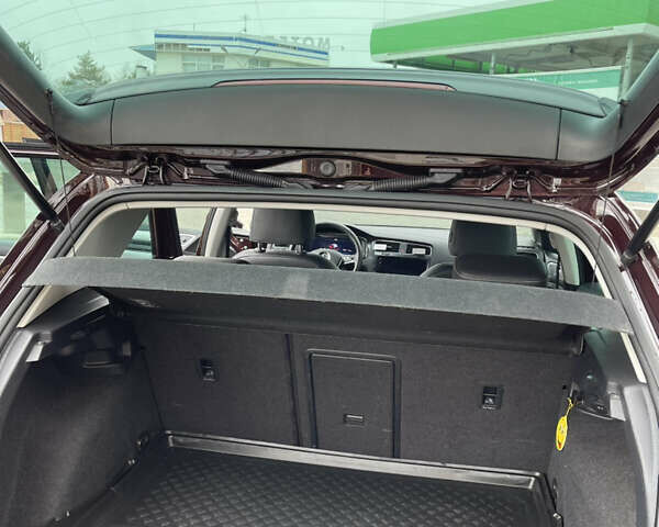 Красный Фольксваген e-Golf, объемом двигателя 0 л и пробегом 125 тыс. км за 13800 $, фото 29 на Automoto.ua