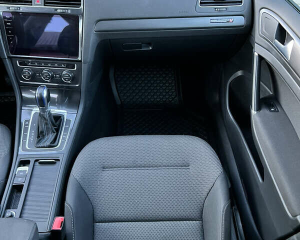 Красный Фольксваген e-Golf, объемом двигателя 0 л и пробегом 183 тыс. км за 11300 $, фото 23 на Automoto.ua