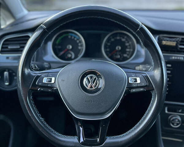 Красный Фольксваген e-Golf, объемом двигателя 0 л и пробегом 183 тыс. км за 11300 $, фото 17 на Automoto.ua