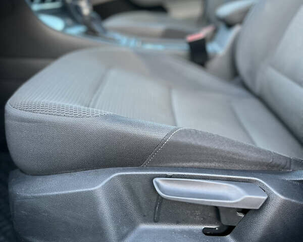 Красный Фольксваген e-Golf, объемом двигателя 0 л и пробегом 183 тыс. км за 11300 $, фото 12 на Automoto.ua