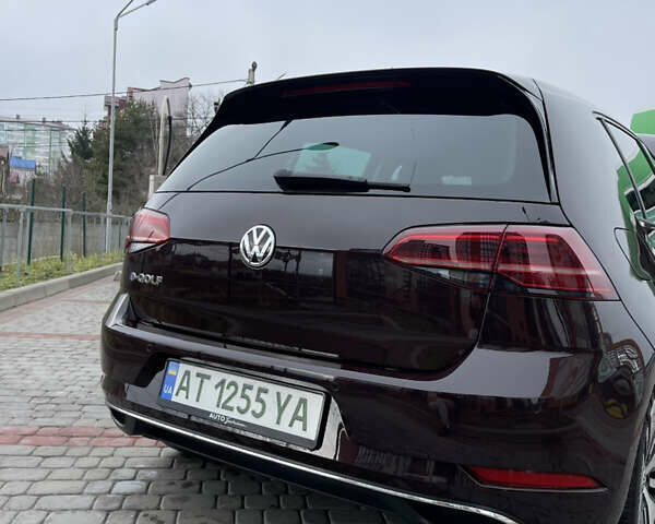 Красный Фольксваген e-Golf, объемом двигателя 0 л и пробегом 125 тыс. км за 13800 $, фото 12 на Automoto.ua