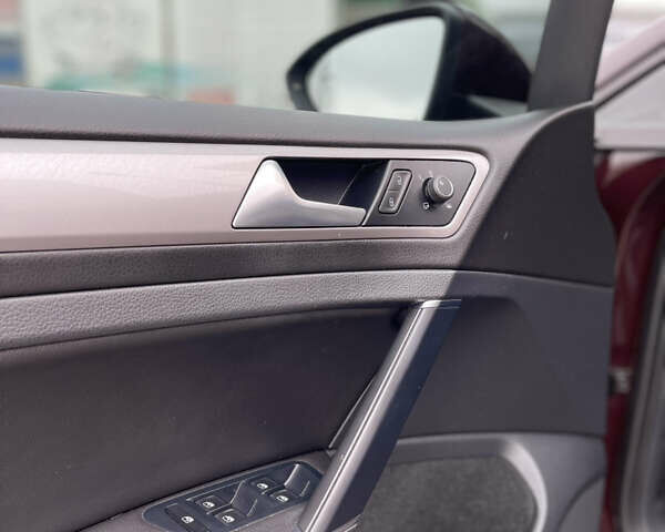 Красный Фольксваген e-Golf, объемом двигателя 0 л и пробегом 125 тыс. км за 13800 $, фото 15 на Automoto.ua