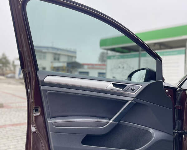 Красный Фольксваген e-Golf, объемом двигателя 0 л и пробегом 125 тыс. км за 13800 $, фото 14 на Automoto.ua
