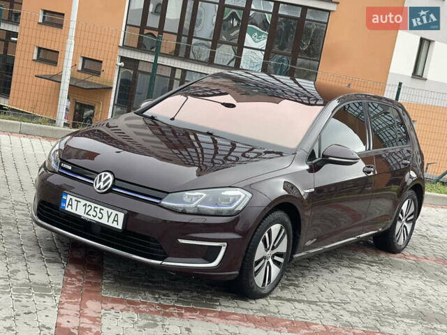 Красный Фольксваген e-Golf, объемом двигателя 0 л и пробегом 125 тыс. км за 13800 $, фото 10 на Automoto.ua
