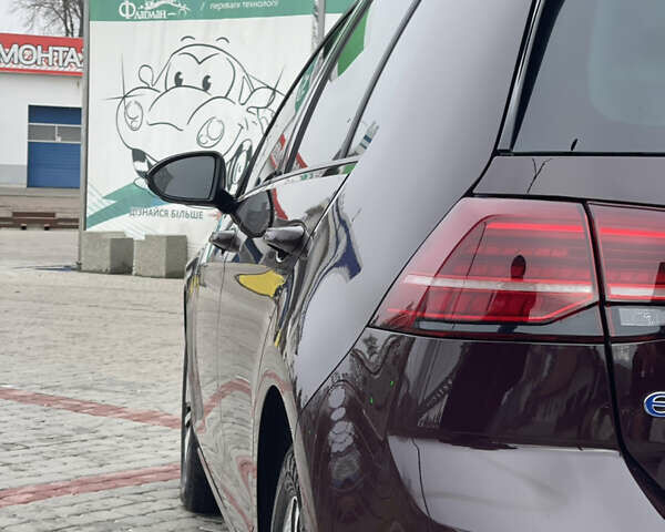 Красный Фольксваген e-Golf, объемом двигателя 0 л и пробегом 125 тыс. км за 13800 $, фото 13 на Automoto.ua