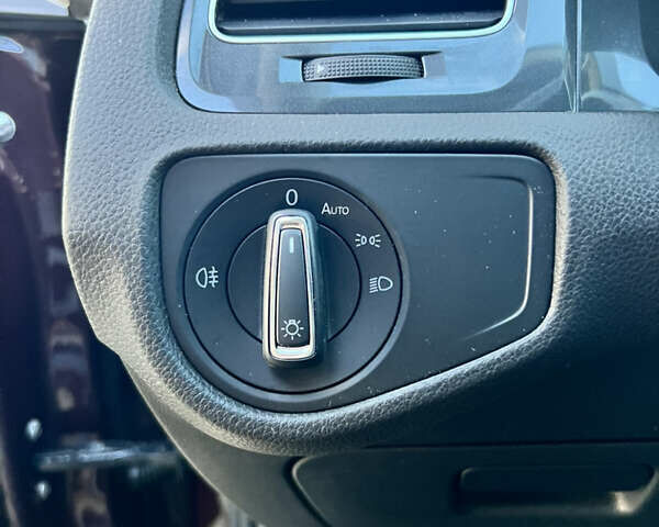 Красный Фольксваген e-Golf, объемом двигателя 0 л и пробегом 183 тыс. км за 11300 $, фото 16 на Automoto.ua