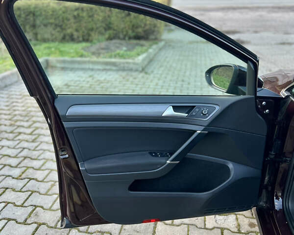 Красный Фольксваген e-Golf, объемом двигателя 0 л и пробегом 183 тыс. км за 11300 $, фото 10 на Automoto.ua