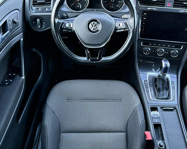 Красный Фольксваген e-Golf, объемом двигателя 0 л и пробегом 183 тыс. км за 11300 $, фото 22 на Automoto.ua