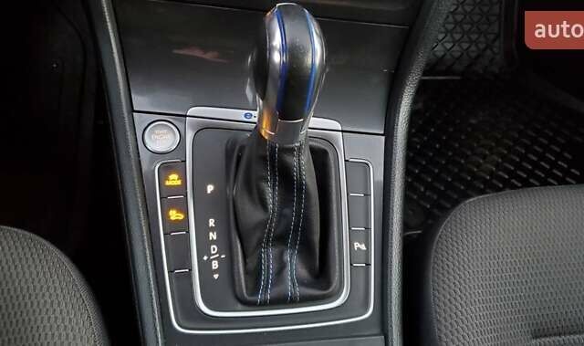 Красный Фольксваген e-Golf, объемом двигателя 0 л и пробегом 160 тыс. км за 11600 $, фото 24 на Automoto.ua