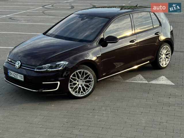 Красный Фольксваген e-Golf, объемом двигателя 0 л и пробегом 70 тыс. км за 18500 $, фото 1 на Automoto.ua