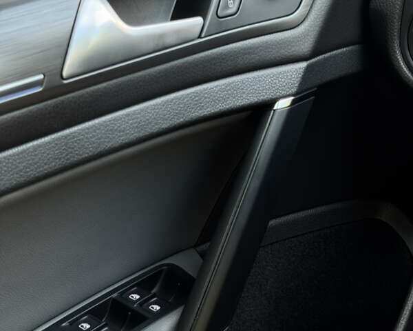 Красный Фольксваген e-Golf, объемом двигателя 0 л и пробегом 70 тыс. км за 18500 $, фото 13 на Automoto.ua