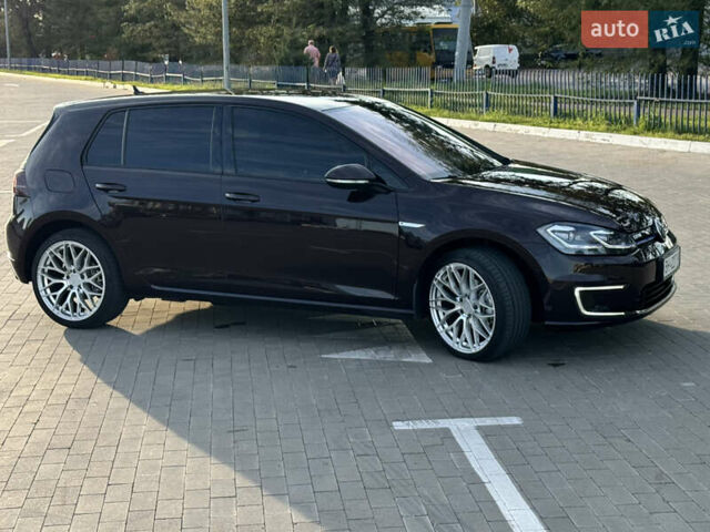 Красный Фольксваген e-Golf, объемом двигателя 0 л и пробегом 70 тыс. км за 18500 $, фото 2 на Automoto.ua