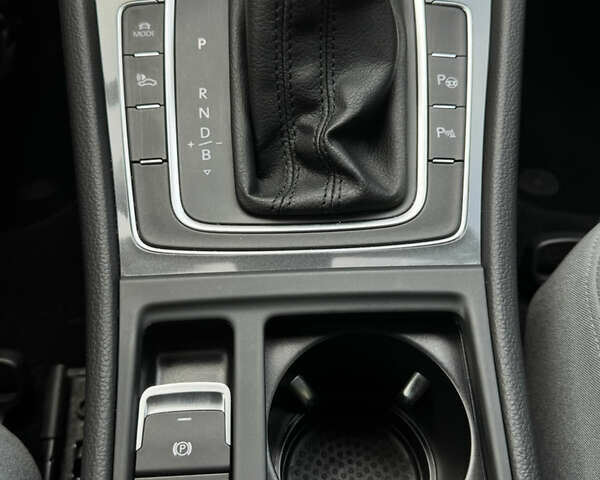 Красный Фольксваген e-Golf, объемом двигателя 0 л и пробегом 70 тыс. км за 18500 $, фото 14 на Automoto.ua