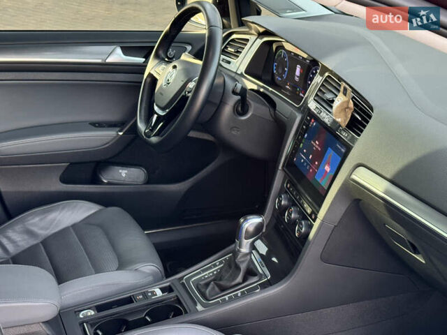 Красный Фольксваген e-Golf, объемом двигателя 0 л и пробегом 70 тыс. км за 18500 $, фото 8 на Automoto.ua