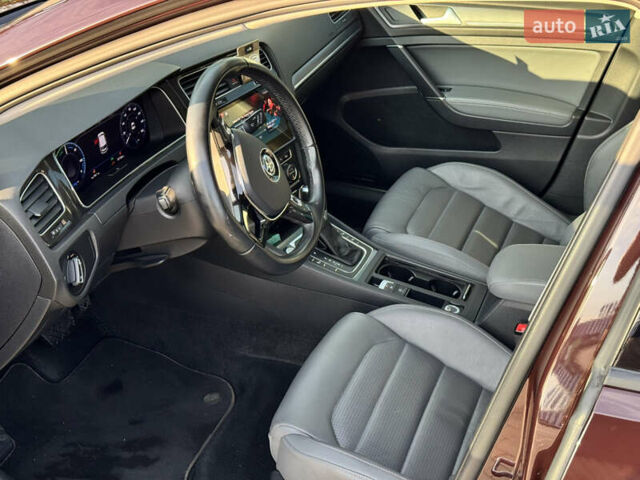 Красный Фольксваген e-Golf, объемом двигателя 0 л и пробегом 70 тыс. км за 18500 $, фото 7 на Automoto.ua