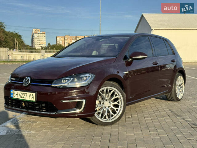 Красный Фольксваген e-Golf, объемом двигателя 0 л и пробегом 70 тыс. км за 18500 $, фото 4 на Automoto.ua