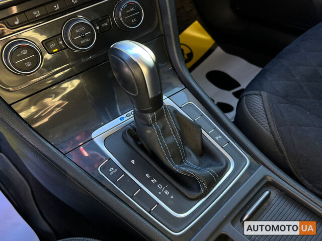 Красный Фольксваген e-Golf, объемом двигателя 36 л и пробегом 89 тыс. км за 14500 $, фото 17 на Automoto.ua