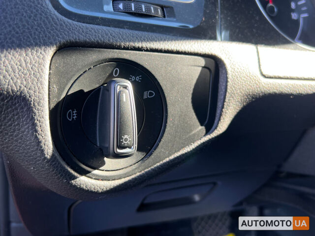 Красный Фольксваген e-Golf, объемом двигателя 36 л и пробегом 89 тыс. км за 14500 $, фото 15 на Automoto.ua