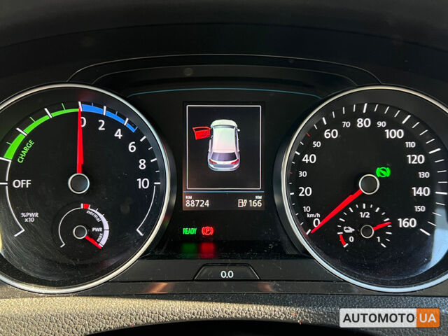 Красный Фольксваген e-Golf, объемом двигателя 36 л и пробегом 89 тыс. км за 14500 $, фото 18 на Automoto.ua