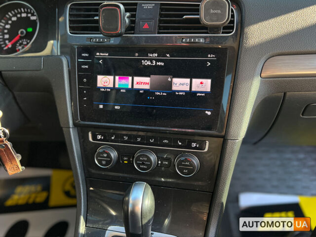 Красный Фольксваген e-Golf, объемом двигателя 36 л и пробегом 89 тыс. км за 14500 $, фото 10 на Automoto.ua