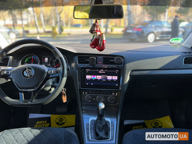 Красный Фольксваген e-Golf, объемом двигателя 36 л и пробегом 89 тыс. км за 14500 $, фото 12 на Automoto.ua