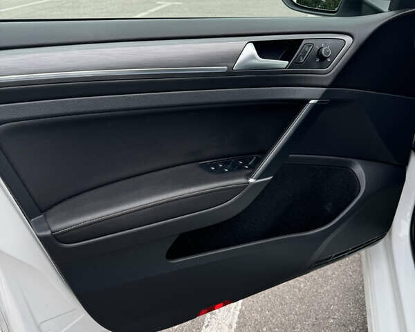 Фольксваген e-Golf, объемом двигателя 0 л и пробегом 63 тыс. км за 18200 $, фото 13 на Automoto.ua