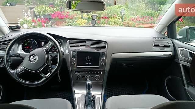 Серый Фольксваген e-Golf, объемом двигателя 0 л и пробегом 116 тыс. км за 9300 $, фото 9 на Automoto.ua