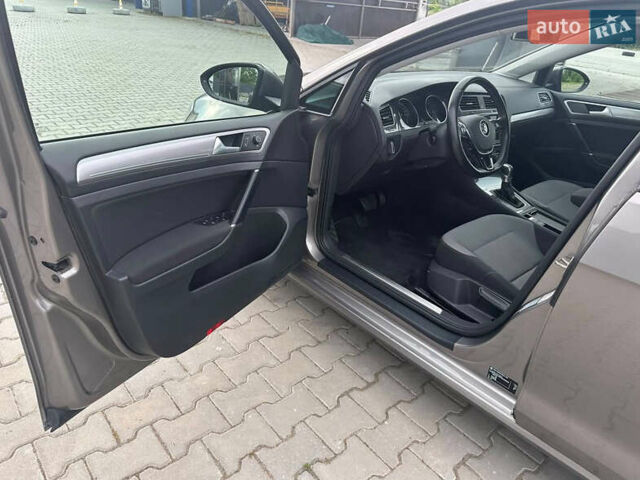 Серый Фольксваген e-Golf, объемом двигателя 0 л и пробегом 98 тыс. км за 8350 $, фото 2 на Automoto.ua