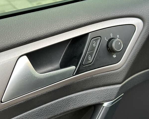 Серый Фольксваген e-Golf, объемом двигателя 0 л и пробегом 143 тыс. км за 9500 $, фото 18 на Automoto.ua