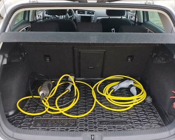 Серый Фольксваген e-Golf, объемом двигателя 0 л и пробегом 130 тыс. км за 8800 $, фото 17 на Automoto.ua