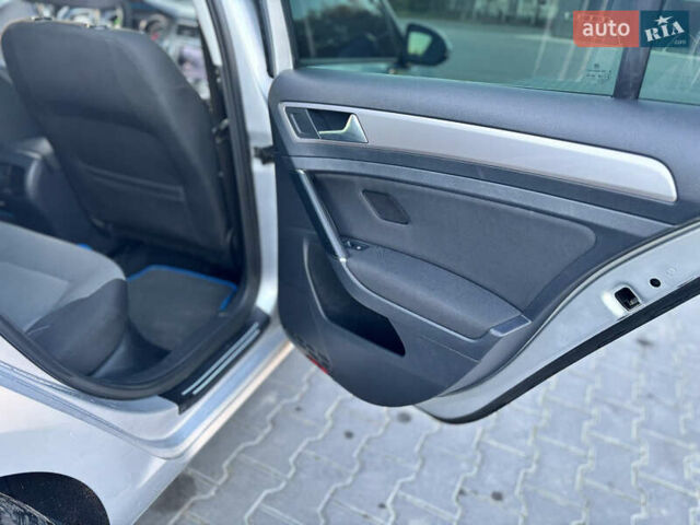 Серый Фольксваген e-Golf, объемом двигателя 0 л и пробегом 162 тыс. км за 8499 $, фото 53 на Automoto.ua