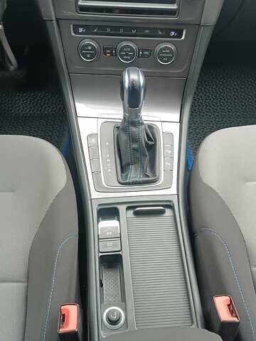 Серый Фольксваген e-Golf, объемом двигателя 0 л и пробегом 116 тыс. км за 9300 $, фото 10 на Automoto.ua