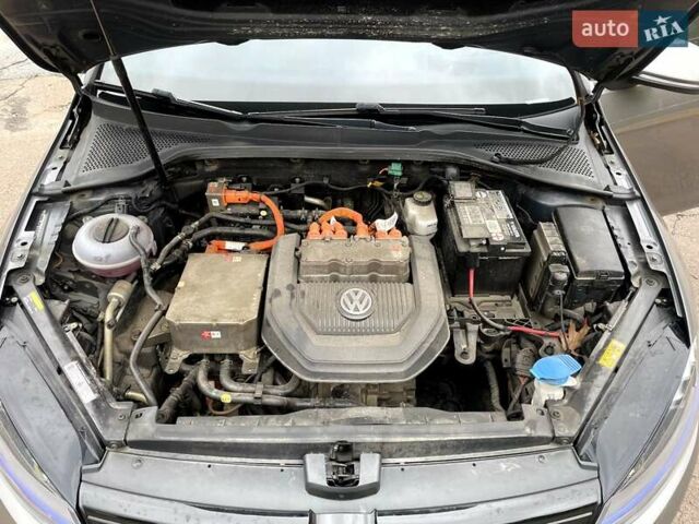 Серый Фольксваген e-Golf, объемом двигателя 0 л и пробегом 122 тыс. км за 10000 $, фото 15 на Automoto.ua