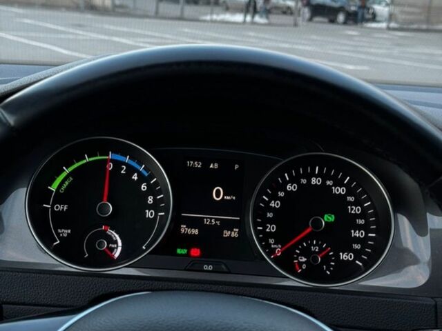 Серый Фольксваген e-Golf, объемом двигателя 0 л и пробегом 107 тыс. км за 9500 $, фото 15 на Automoto.ua