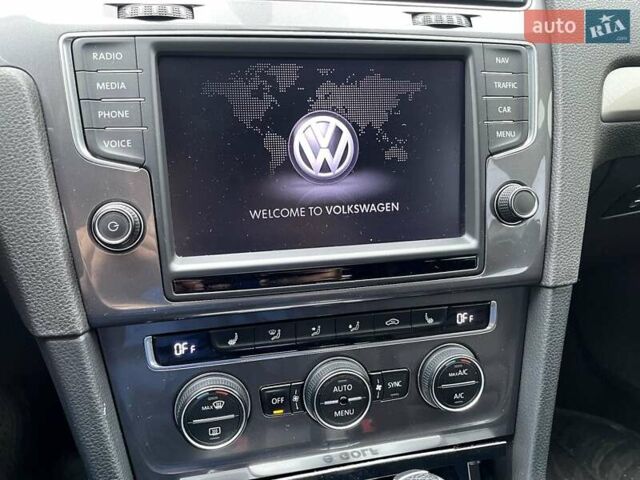 Серый Фольксваген e-Golf, объемом двигателя 0 л и пробегом 122 тыс. км за 10000 $, фото 16 на Automoto.ua