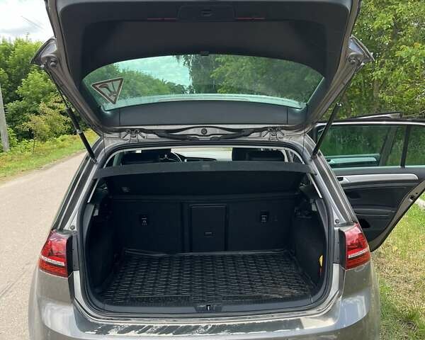 Серый Фольксваген e-Golf, объемом двигателя 0 л и пробегом 128 тыс. км за 10700 $, фото 12 на Automoto.ua