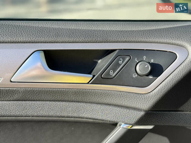 Серый Фольксваген e-Golf, объемом двигателя 0 л и пробегом 114 тыс. км за 10500 $, фото 3 на Automoto.ua