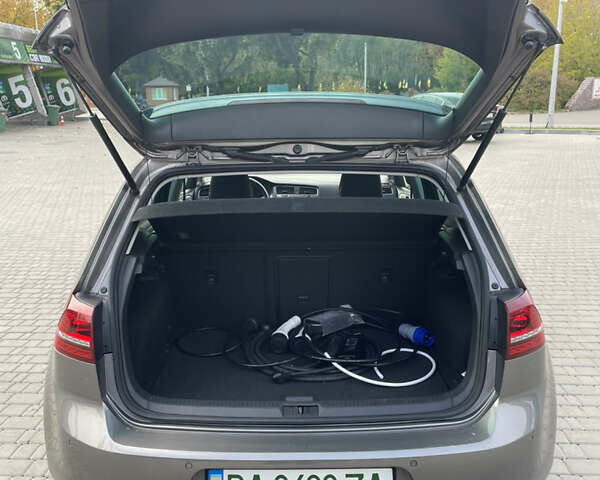 Фольксваген e-Golf 2015 в Кропивницком (Кировограде) на Automoto.ua Серый Фольксваген e-Golf, объемом двигателя 0 л и пробегом 131 тыс. км за 8800 $, фото 20 на Automoto.ua