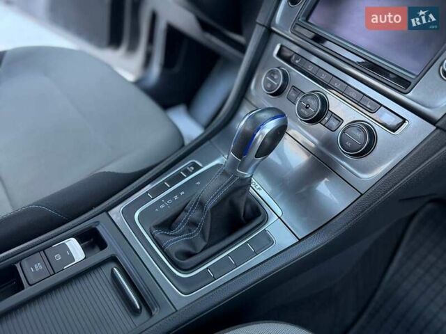 Серый Фольксваген e-Golf, объемом двигателя 0 л и пробегом 70 тыс. км за 8850 $, фото 22 на Automoto.ua