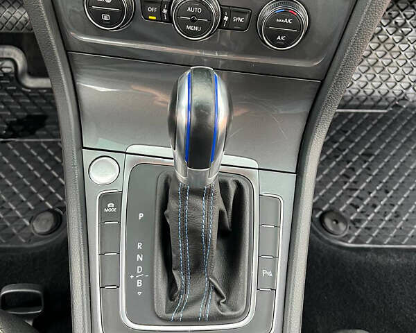 Серый Фольксваген e-Golf, объемом двигателя 0 л и пробегом 130 тыс. км за 8999 $, фото 36 на Automoto.ua