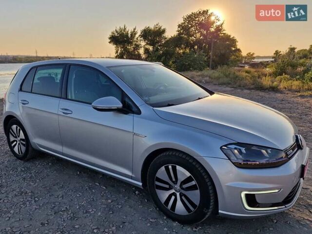 Серый Фольксваген e-Golf, объемом двигателя 0 л и пробегом 145 тыс. км за 8798 $, фото 3 на Automoto.ua