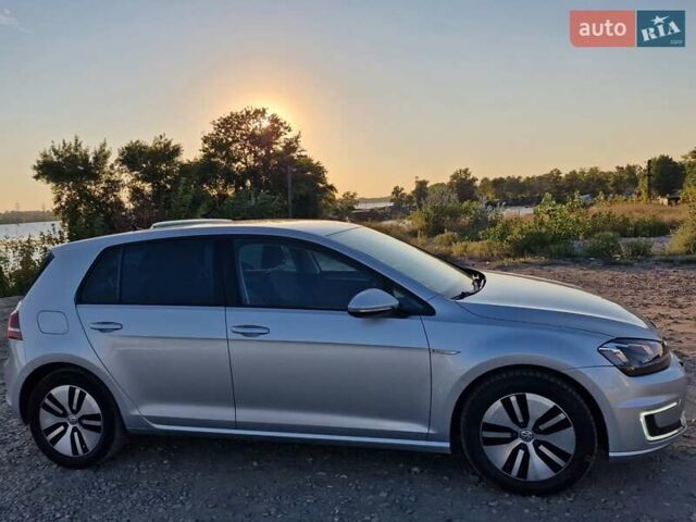 Серый Фольксваген e-Golf, объемом двигателя 0 л и пробегом 145 тыс. км за 8798 $, фото 1 на Automoto.ua