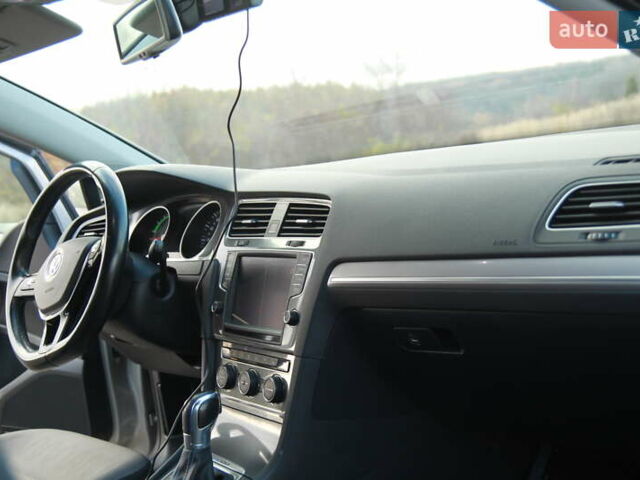 Серый Фольксваген e-Golf, объемом двигателя 0 л и пробегом 162 тыс. км за 8499 $, фото 20 на Automoto.ua