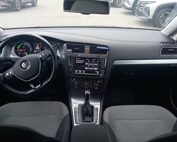 Серый Фольксваген e-Golf, объемом двигателя 0 л и пробегом 97 тыс. км за 10300 $, фото 17 на Automoto.ua