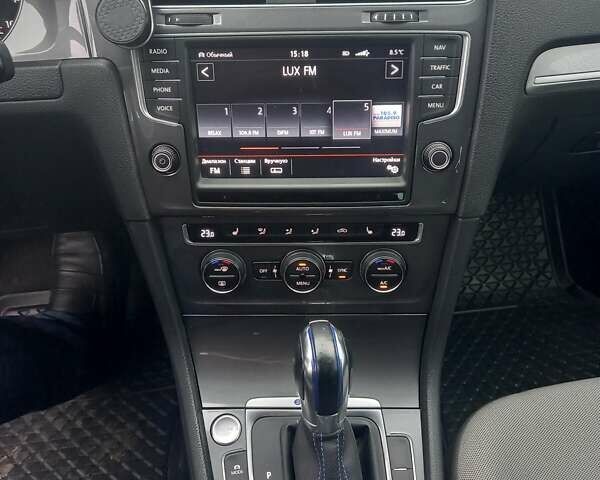 Серый Фольксваген e-Golf, объемом двигателя 0 л и пробегом 97 тыс. км за 10300 $, фото 22 на Automoto.ua