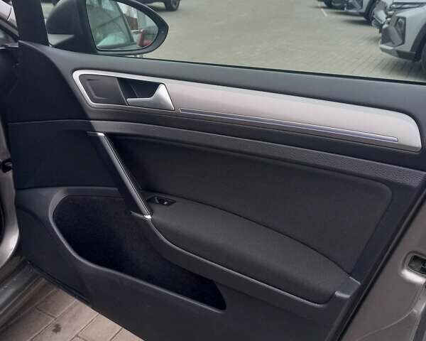 Сірий Фольксваген e-Golf, об'ємом двигуна 0 л та пробігом 97 тис. км за 9700 $, фото 23 на Automoto.ua