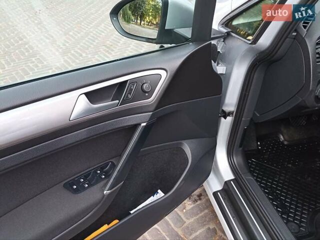 Серый Фольксваген e-Golf, объемом двигателя 0 л и пробегом 140 тыс. км за 11000 $, фото 13 на Automoto.ua