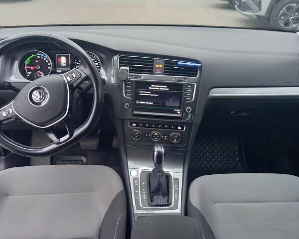 Серый Фольксваген e-Golf, объемом двигателя 0 л и пробегом 97 тыс. км за 10300 $, фото 16 на Automoto.ua