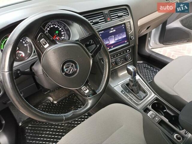 Серый Фольксваген e-Golf, объемом двигателя 0 л и пробегом 140 тыс. км за 11000 $, фото 10 на Automoto.ua